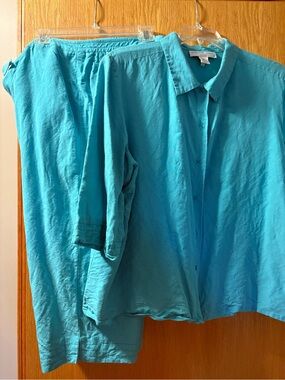 Liz Claiborne Turquoise Button-Front Women's Top and Matching capris set